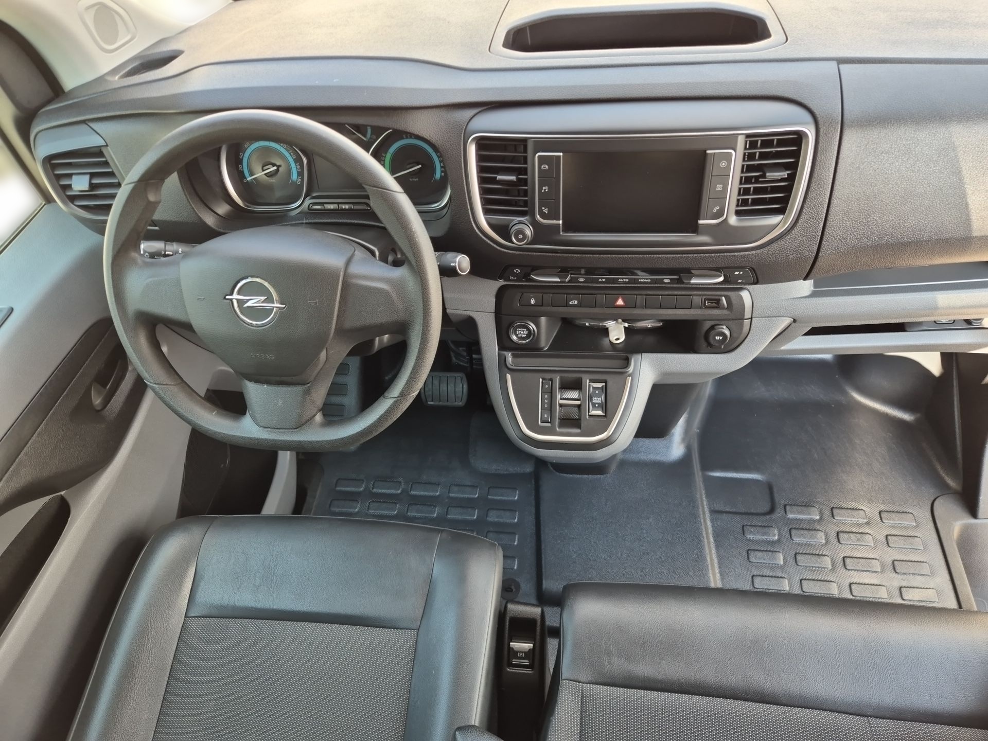 Vivaro-E Cargo Elegance 